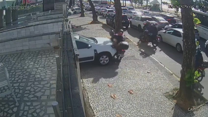 Ao invadir calçada, motociclista bate em carro que saía de prédio e moto é arremessada contra outras duas; VÍDEO