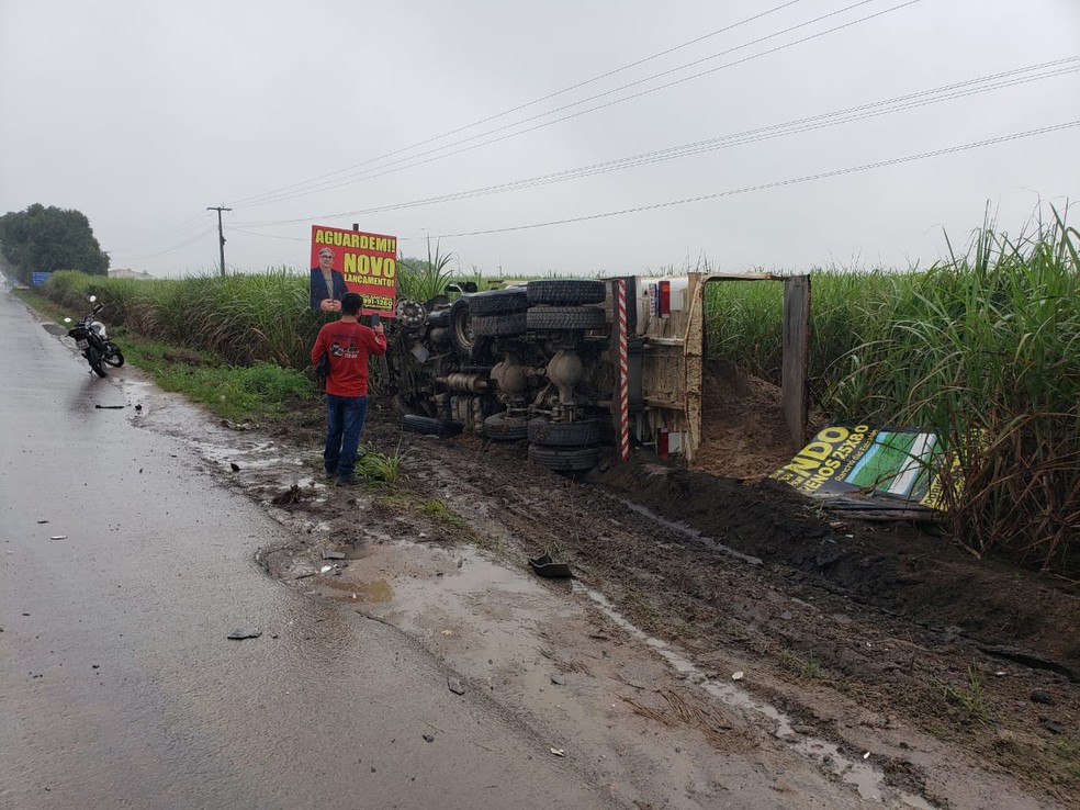 Caminhão capotou após colisão com carro na BR-316, no Pilar, AL — Foto: Corpo de Bombeiros de Alagoas