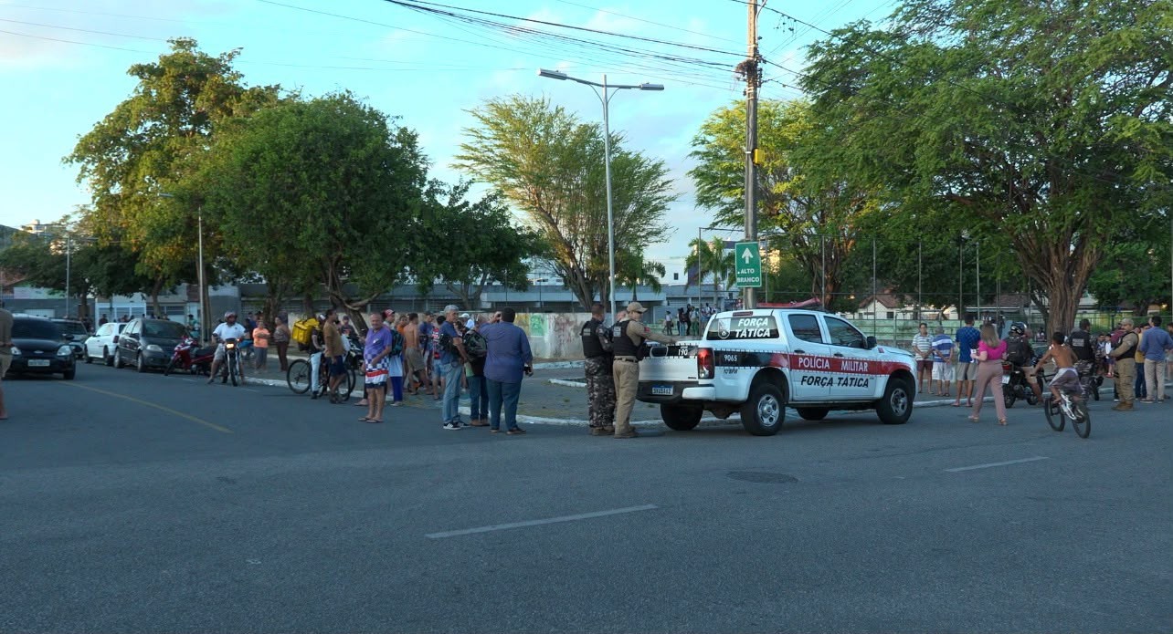 Homem é morto com tiro na cabeça em praça pública, em Campina Grande