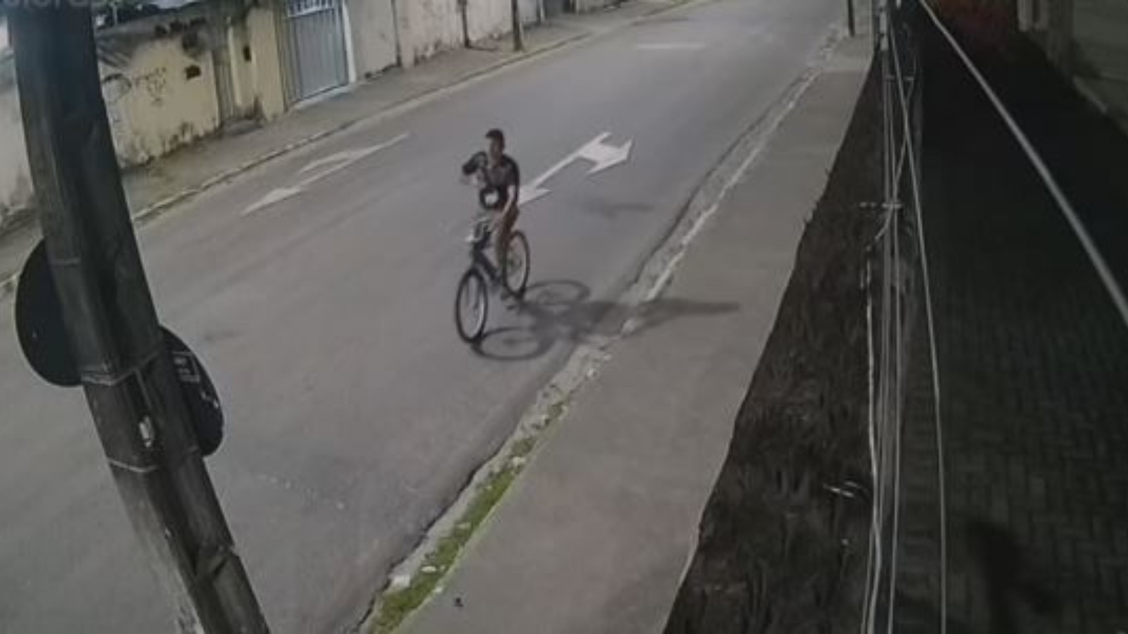 Homem mata outro por vingança e é preso após polícia encontrar rastro de sangue; veja vídeo