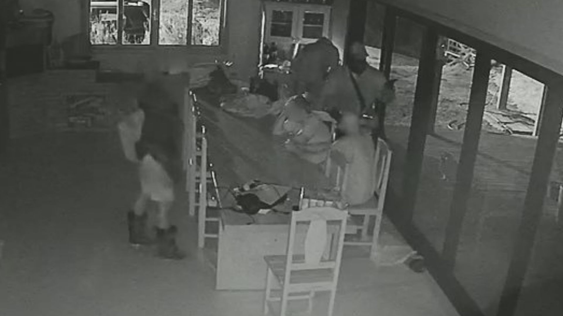Homens encapuzados invadem casa, fazem casal refém e roubam dinheiro e carro no ES