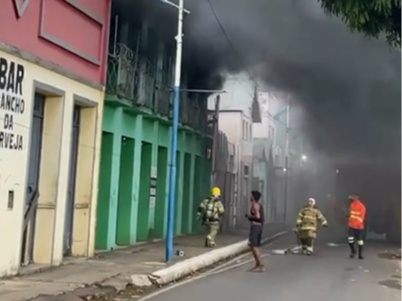 Incêndio atinge estrutura antiga no Calçadão da Gameleira, em Rio Branco; VÍDEO