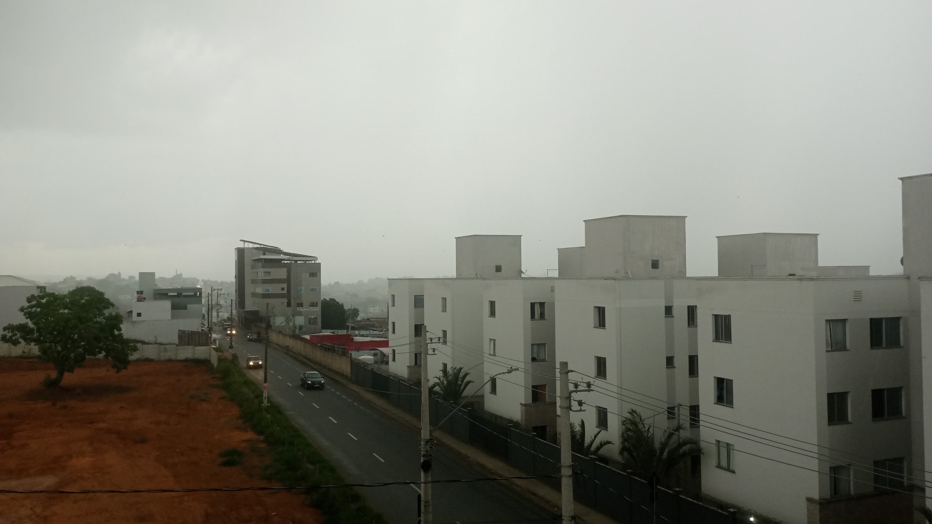 Tempo nublado e dias chuvosos continuam em Divinópolis e região; nova frente fria chega no fim de semana