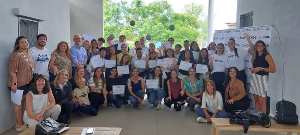 Além dos professores, a escola conta com um grupo de especialistas que atendem as crianças — Foto: Fundación María de Guadalupe via BBC