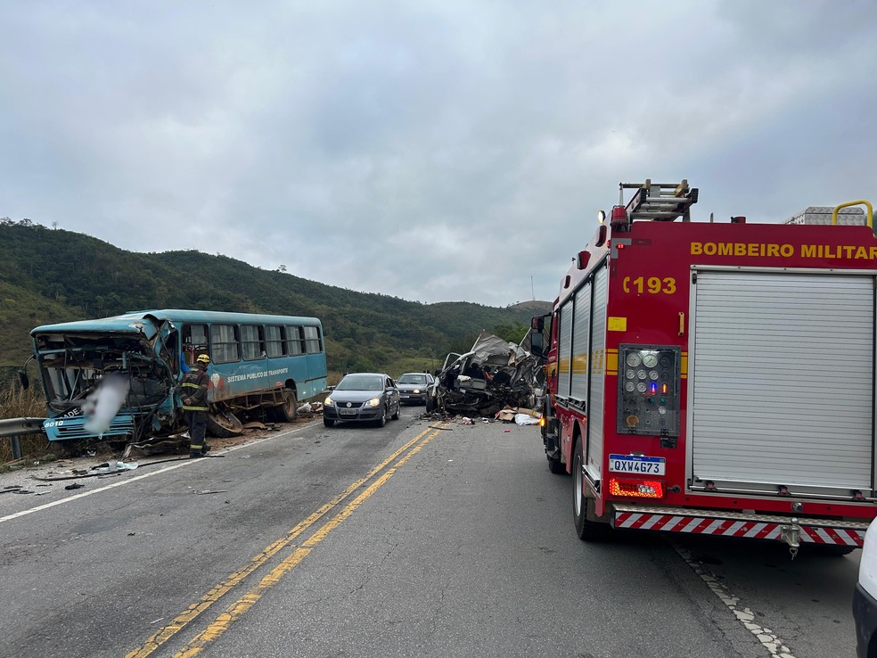 Acidente foi na BR-116, a cerca de 30 km de Teófilo Otoni — Foto: Corpo de Bombeiros Militar