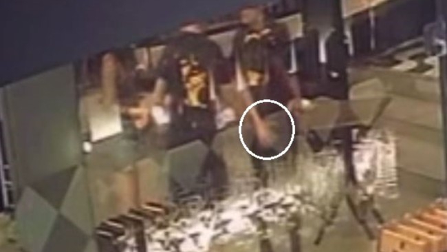 Cliente  preso por passar as mos nas partes ntimas de funcionria em restaurante