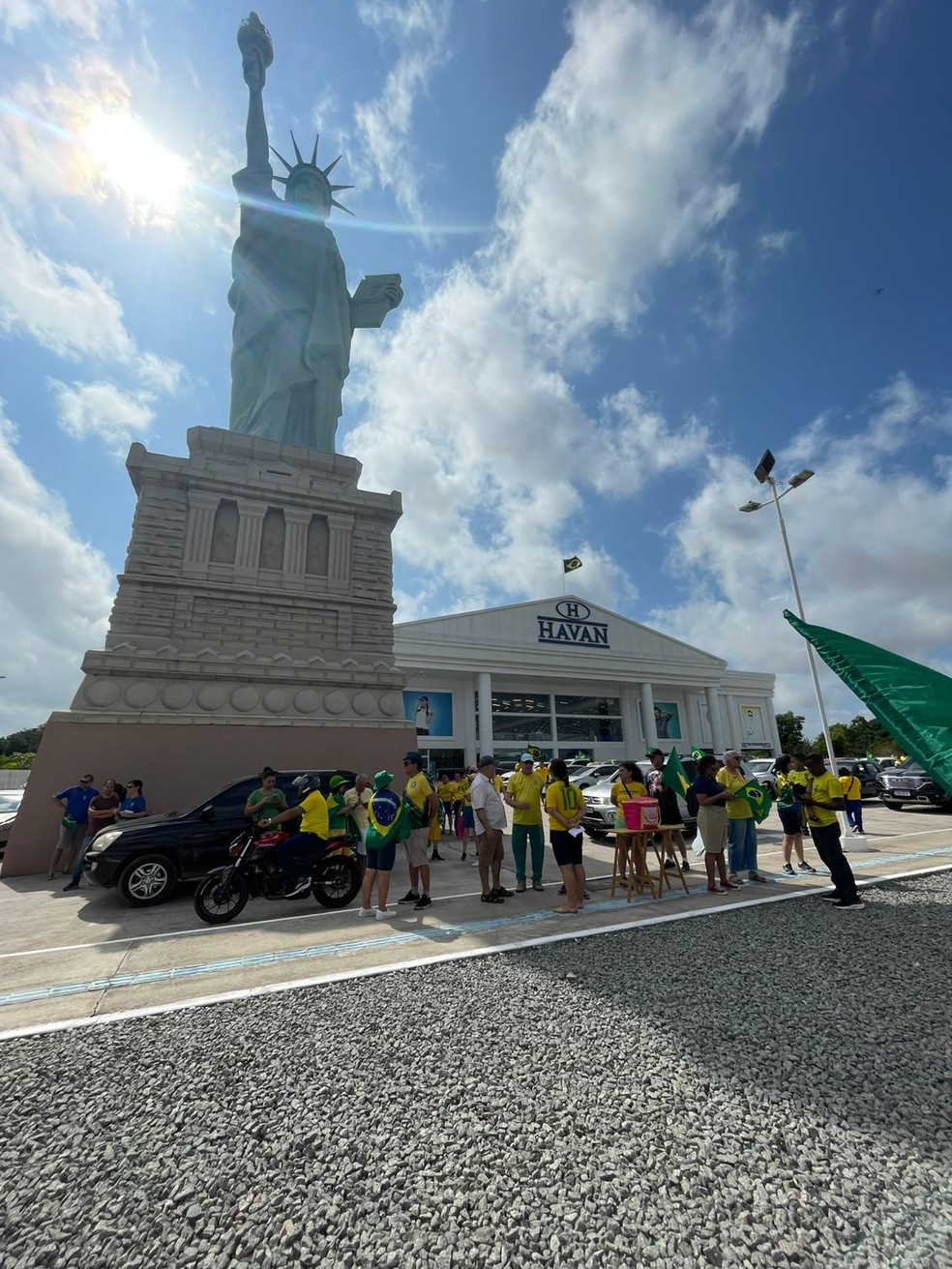 Manifestantes se concentram para ato pró-Bolsonaro em São Luís (MA) — Foto: Larissa Carneiro/g1 MA