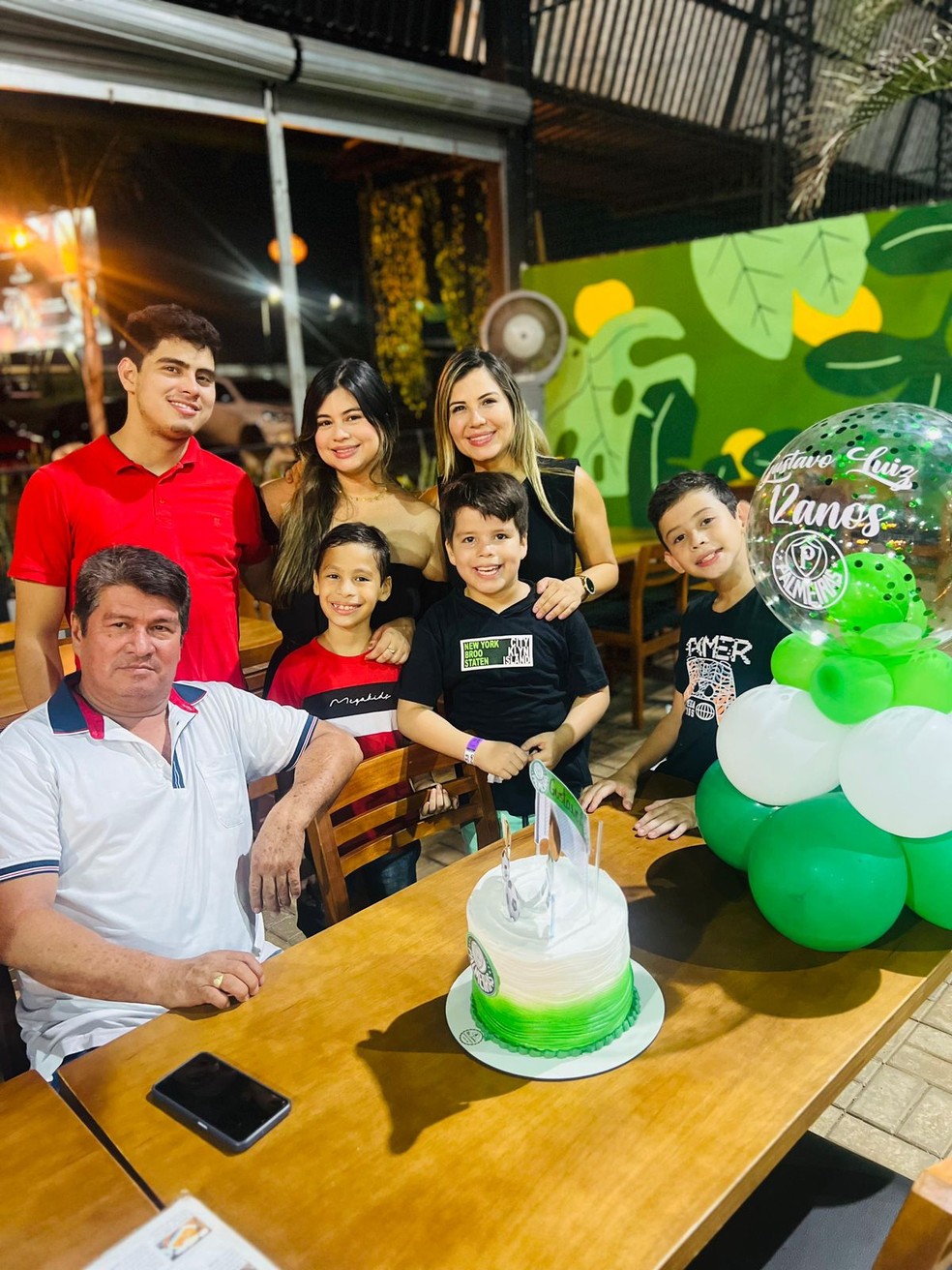 Fernando Moraes Roca Júnior, de 25 anos, na última foto em conjunto com a família. Misleiny (do meio), a irmã mais velha (à direita), com os dois irmãos mais novos e o sobrinho ao meio. Pai de Fernando está à esquerda. — Foto: Arquivo pessoal/Cedida pela família