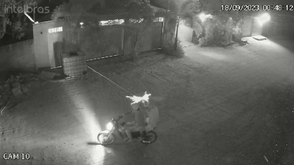 Dupla em moto atira contra casa de empresário em Jijoca de Jericoacoara. — Foto: Reprodução