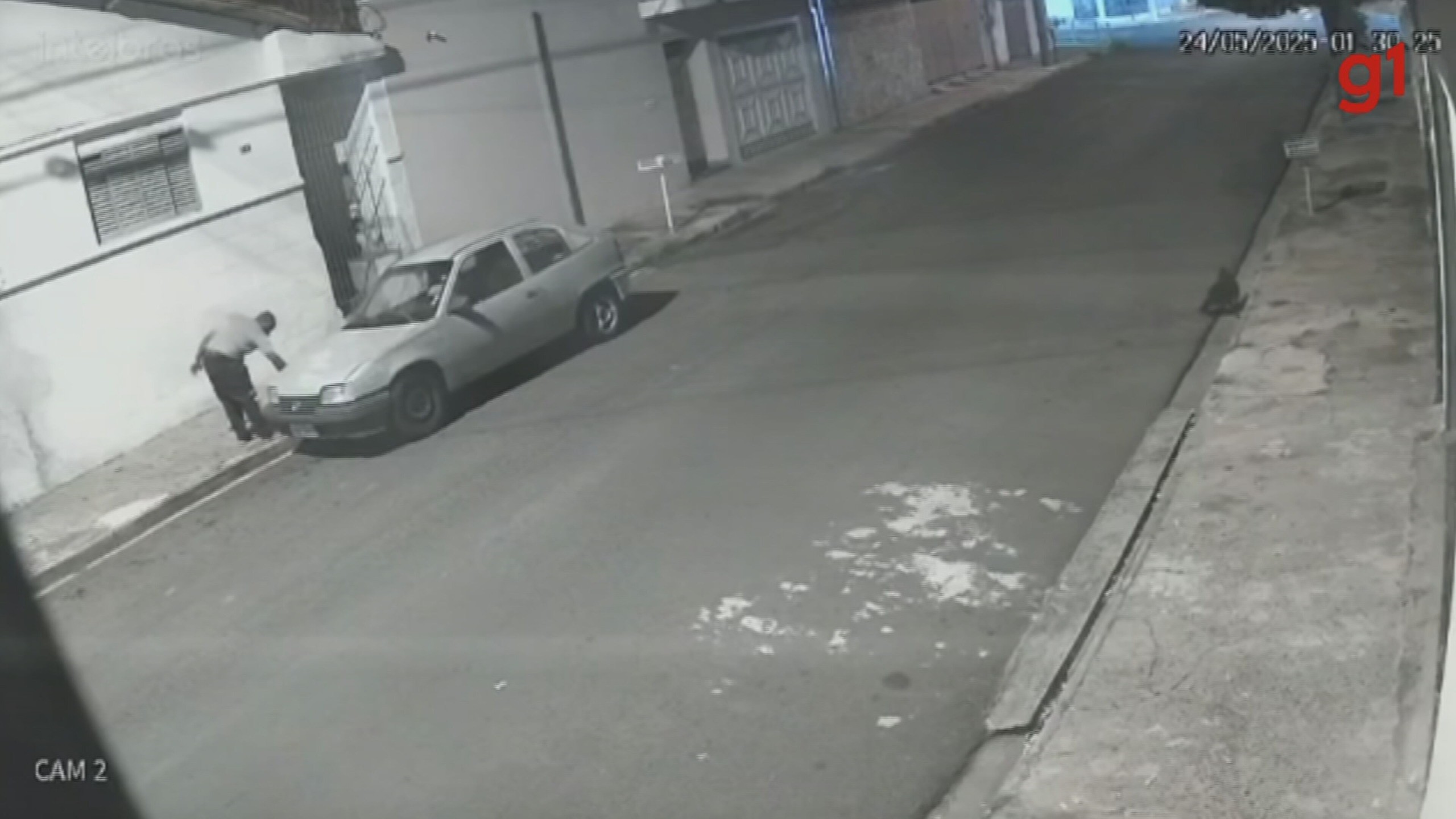 VÍDEO: homem fura pneus de veículos durante a madrugada no Jardim Bela Vista em Bauru