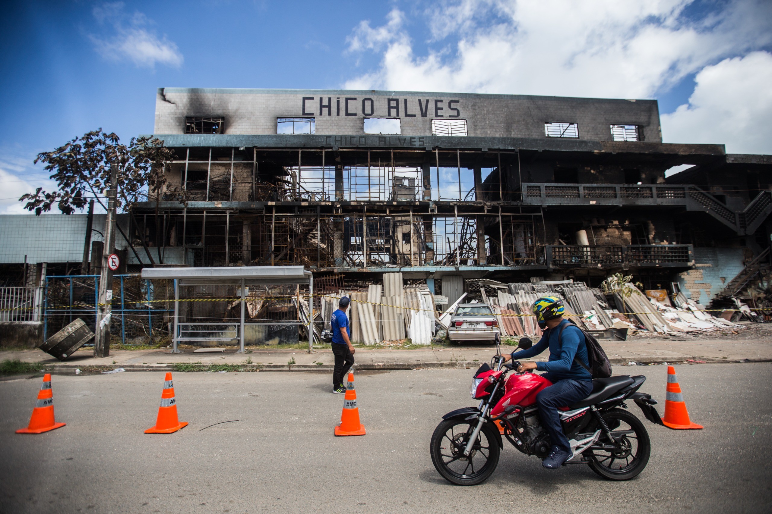 Bombeiros encerram trabalho em sucata destruída por incêndio em Fortaleza; casas seguem interditadas