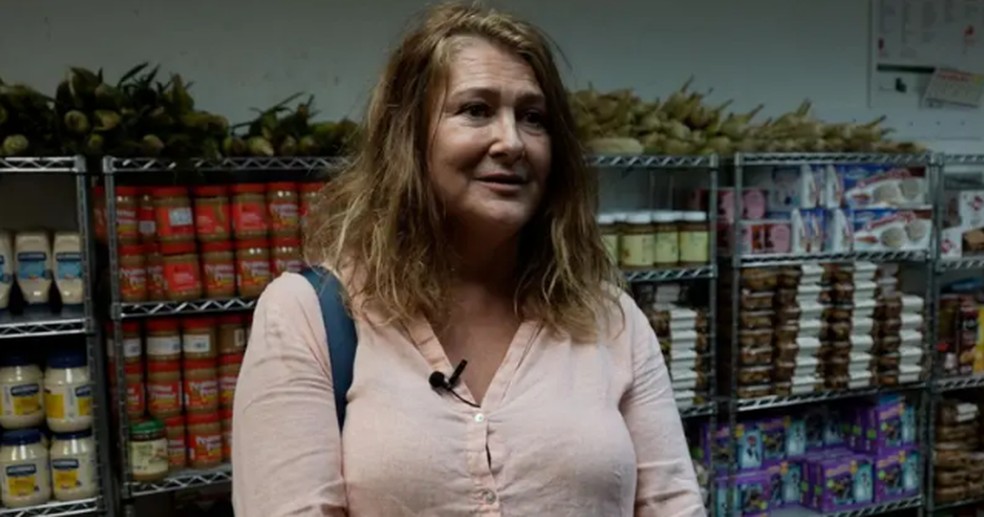Ilona Biskup procura produtos gratuitos na despensa do banco de alimentos Feeding South Florida, em Miami (EUA) — Foto: José María Rodero/BBC News Mundo