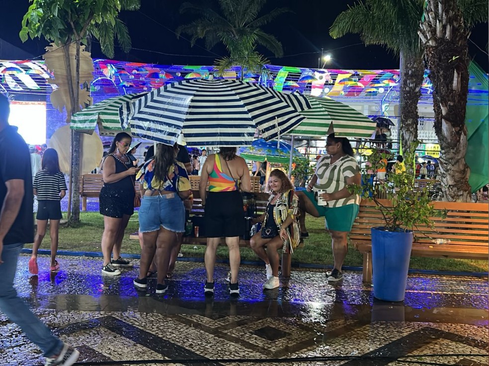 Público procurou abrigo por conta da chuva que atingiu o Centro de Rio Branco durante o desfile dos blocos carnavalescos — Foto: Jhenyfer Souza/g1