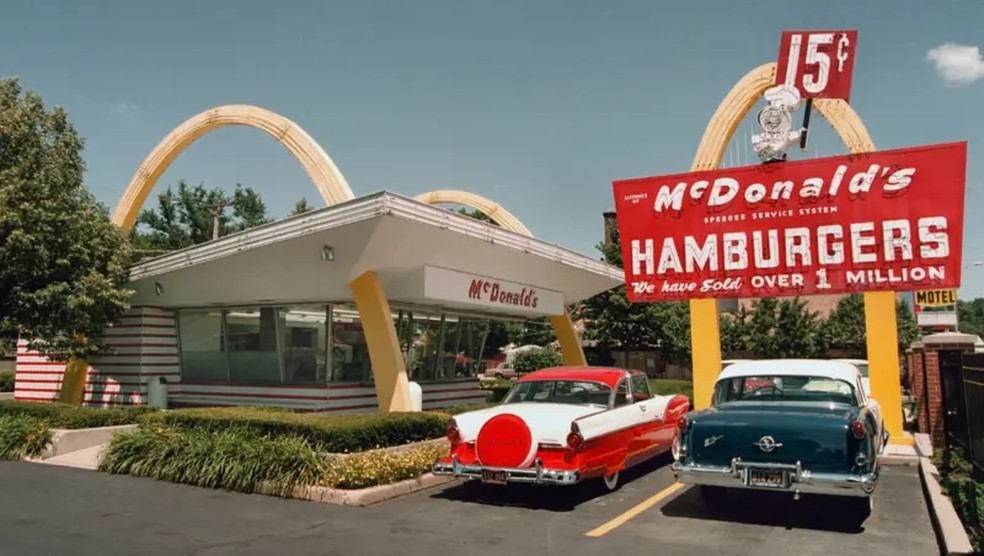 Uma réplica da primeira franquia que Ray Kroc abriu em 1955 em Des Plaines, Illinois — a empresa agora tem mais de 4.300 lojas em todo o mundo — Foto: GETTY IMAGES