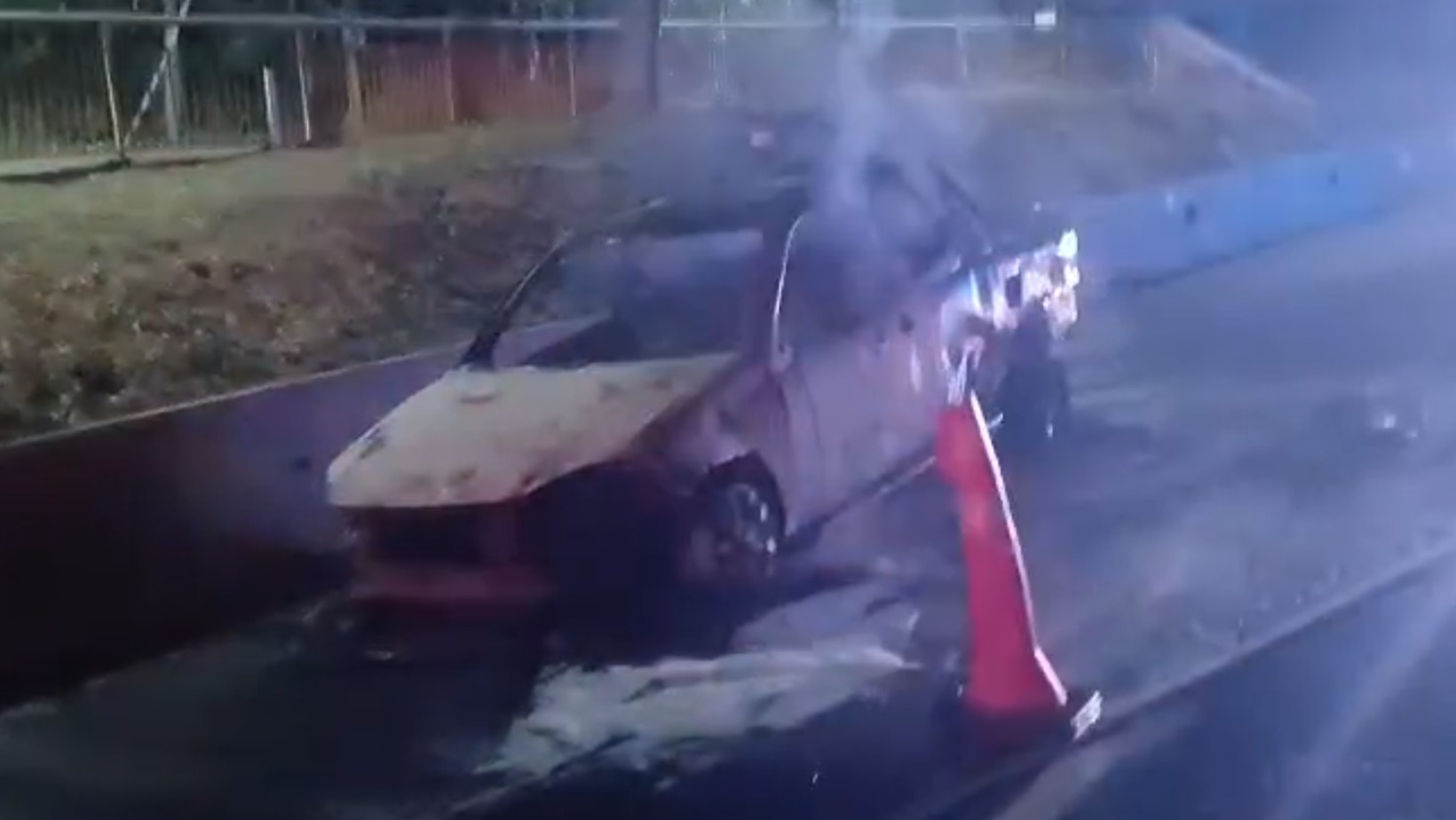 Caminhonete fica destruída após pegar fogo na Dutra, em São José dos Campos