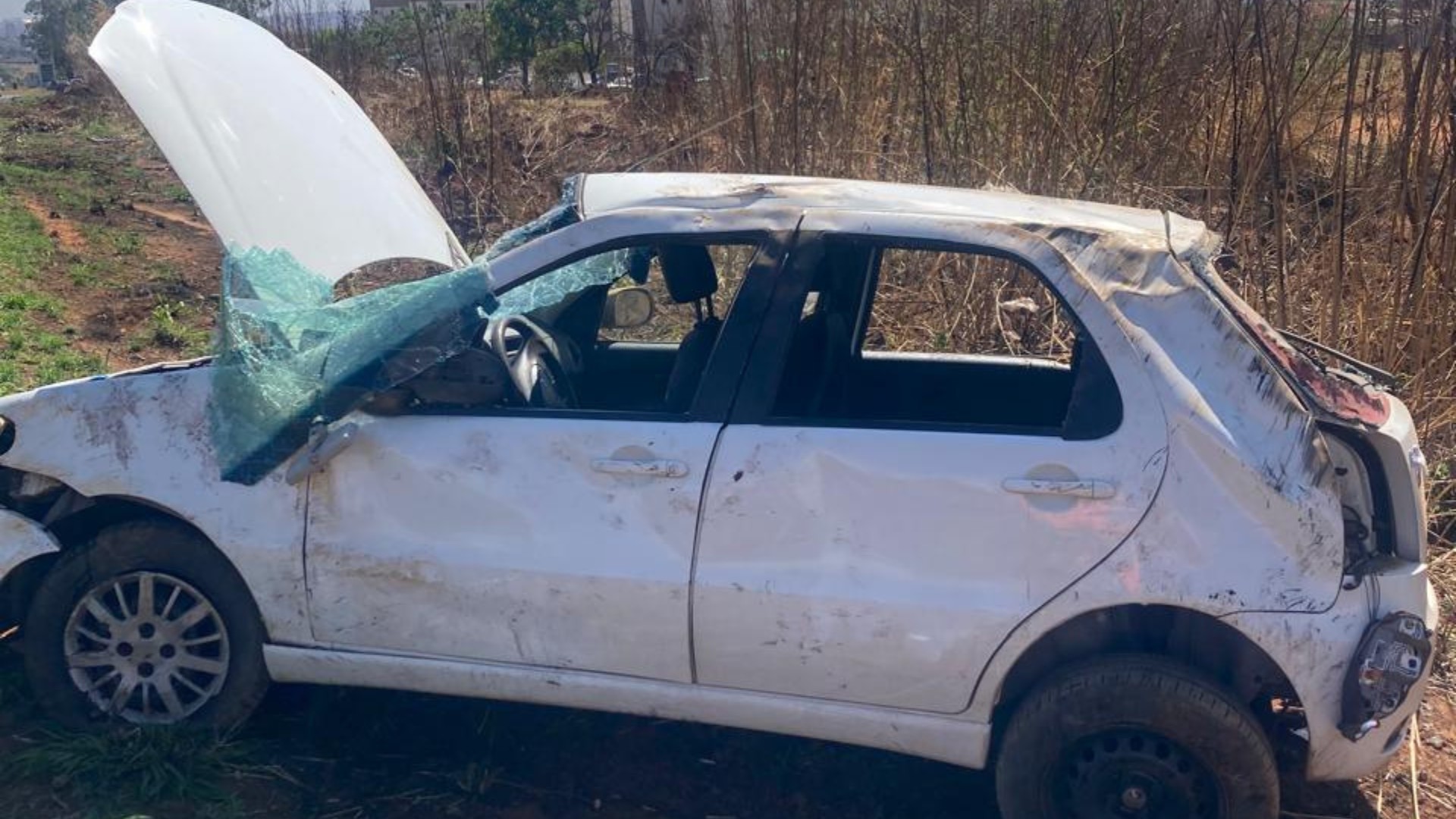 Motorista capota carro ao evitar bater de frente com caminhão que invadiu pista do Anel Viário Oeste, em Uberlândia