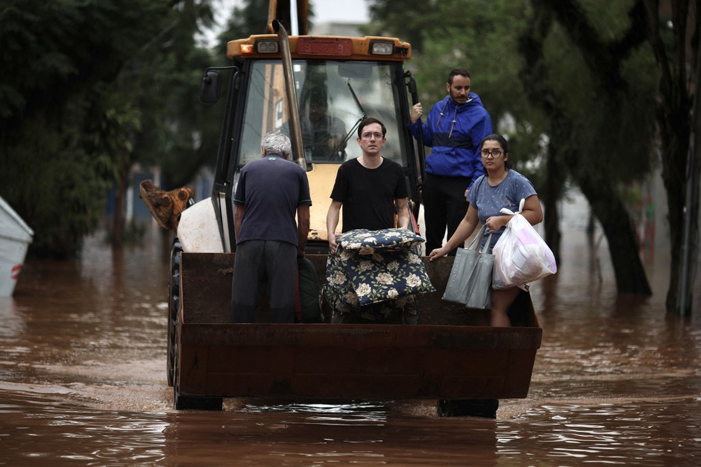 4 de maio - Moradores são retirados de áreas alagadas em Porto Alegre — Foto: Anselmo Cunha/AFP