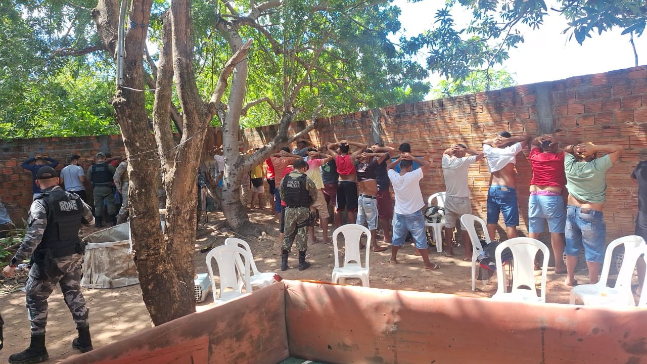 Polícia desmantela rinha de galos e conduz mais de 40 pessoas à Central de Flagrantes em Teresina