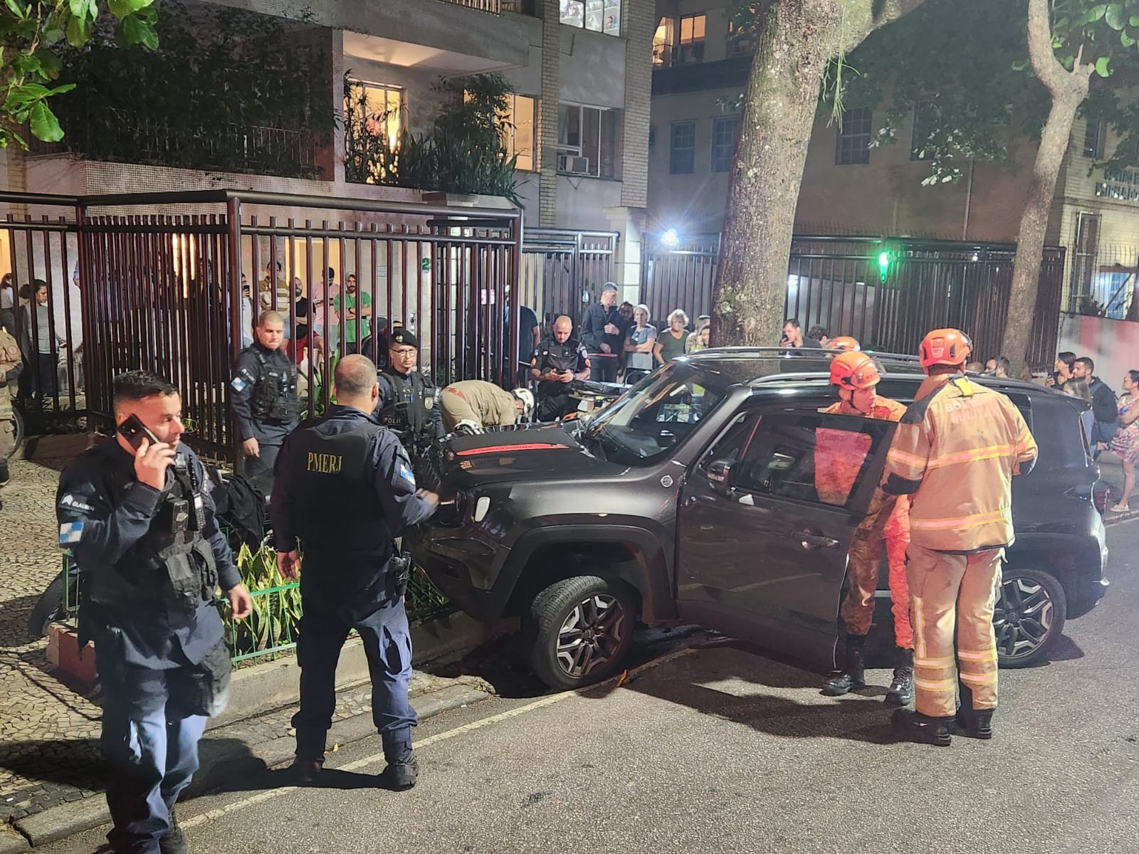 Motorista em carro blindado reage a tentativa de assalto e derruba ladrões de moto no Jardim Botânico, na Zona Sul do Rio