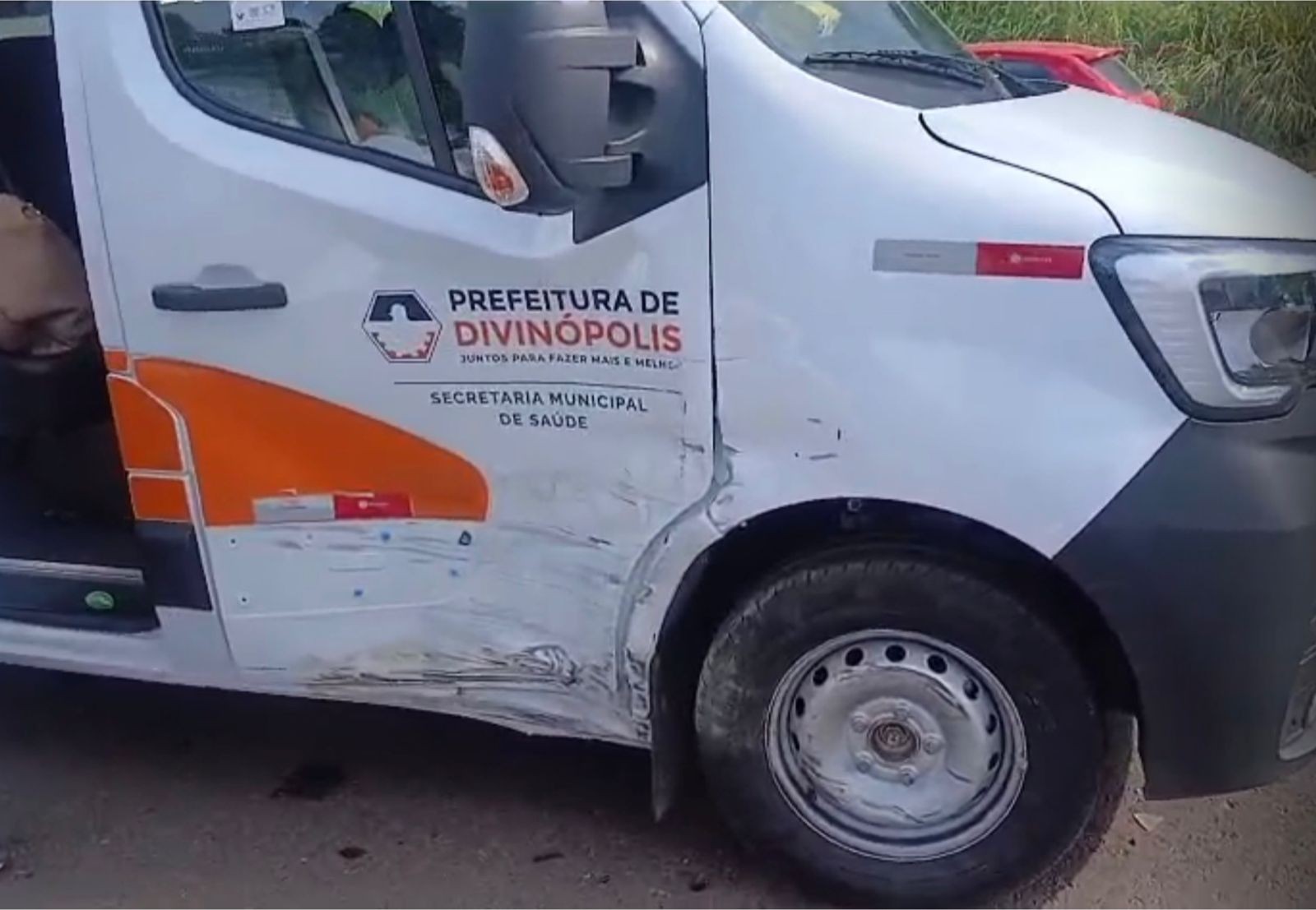 VÍDEO: Van da Prefeitura de Divinópolis está entre os veículos de acidente com caminhão que interditou Anel Rodoviário de BH