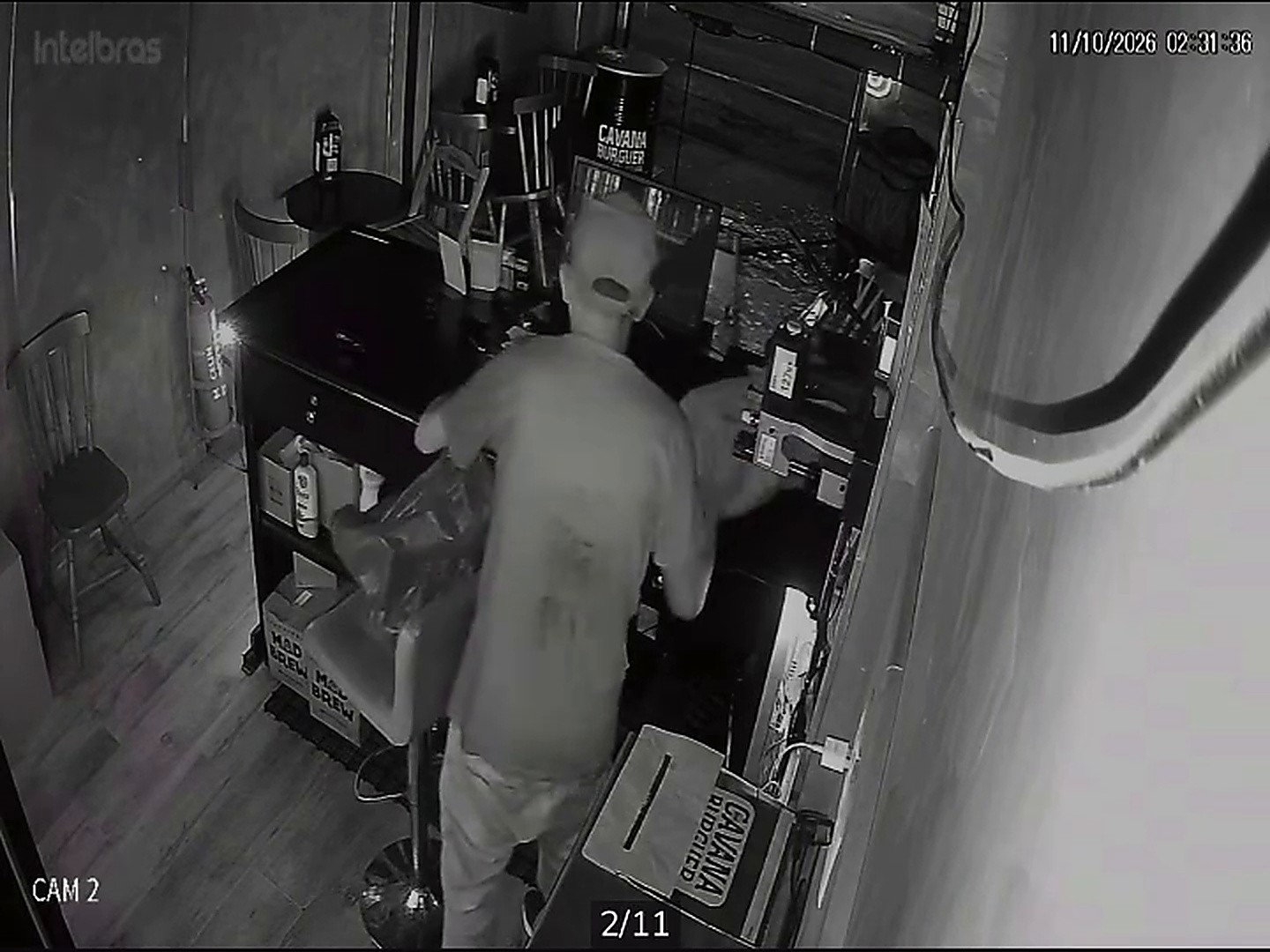 Vídeo; homem quebra porta de hamburgueria e furta dinheiro e celular durante a madrugada em Teresópolis