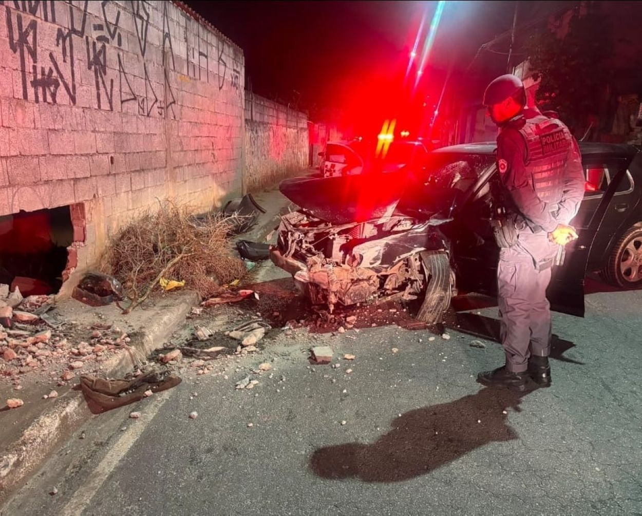 Motorista bêbado foge da GCM, bate em muro e é preso em Ferraz de Vasconcelos