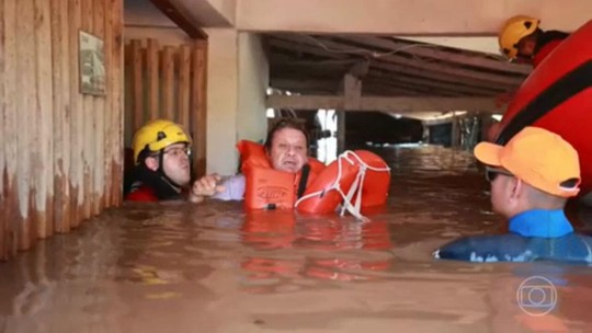 Chuvas no Rio Grande do Sul deixam  17 mil pessoas fora de casa e causam mortes - Programa: Jornal Nacional 