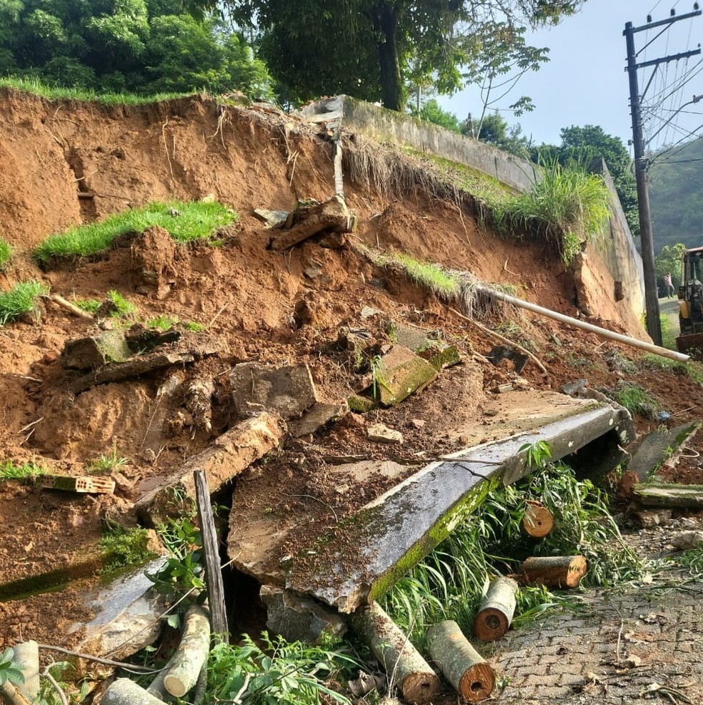 Equipes atuaram na desobstrução das áreas afetadas neste domingo — Foto: Divulgação/Defesa Civil