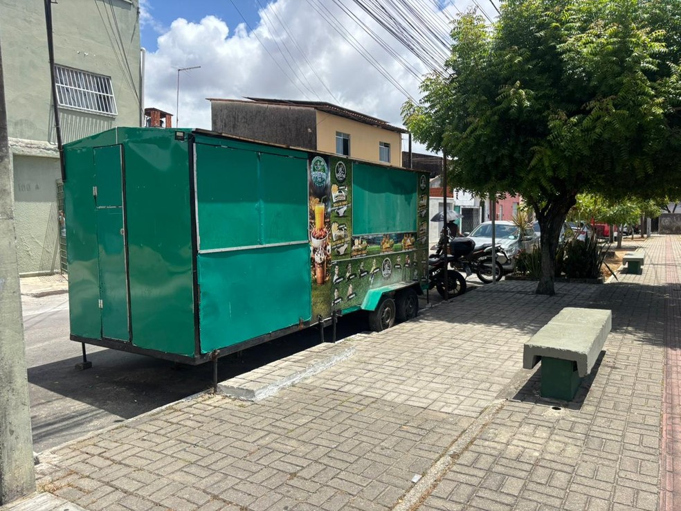 Casal estava no trailer, onde vendia lanches, quando foi atingido. — Foto: Kilvia Muniz