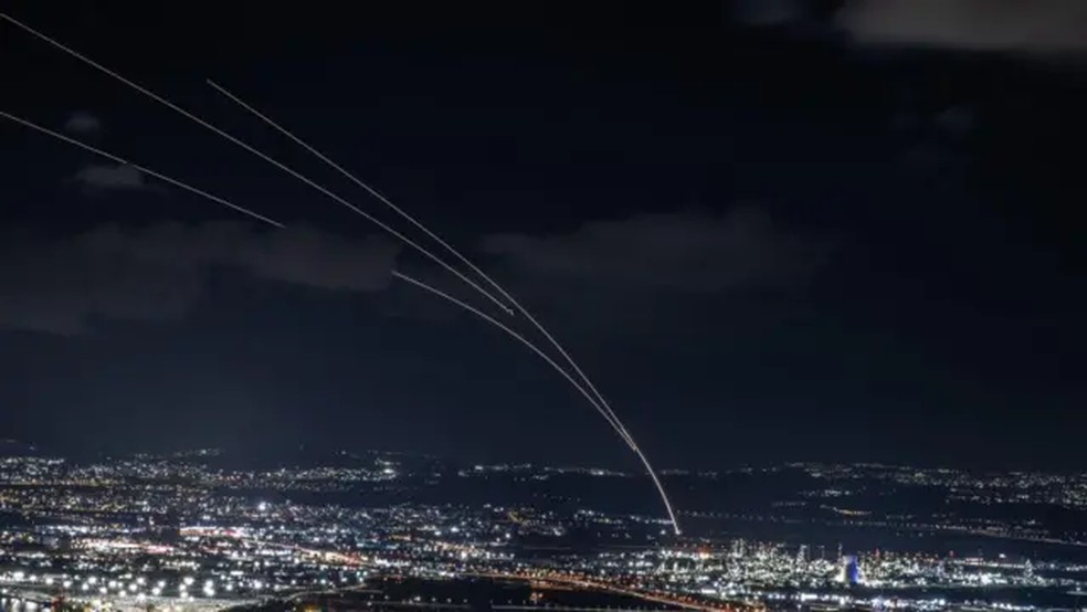 O 'domo de ferro' é um sistema de defesa capaz de interceptar e destruir foguetes lançados contra Israel. — Foto: Getty Images via BBC