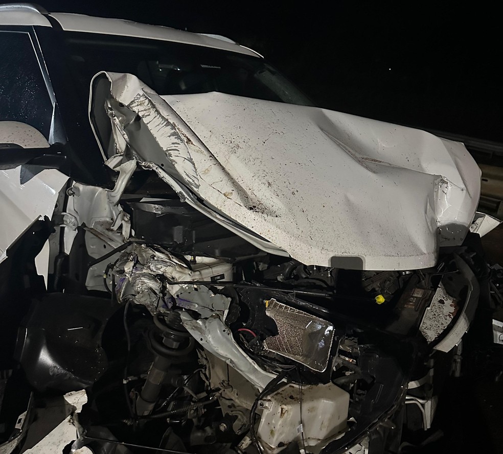 Carro ficou com a frente destruída após bater na carreta em Ibirarema — Foto: Arquivo pessoal