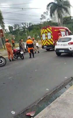 Motorista perde controle de carro e bate contra muro, em Volta Redonda