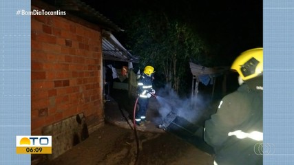 Moradores acionam o Corpo de Bombeiros para combater incêndio em casa de Araguaína