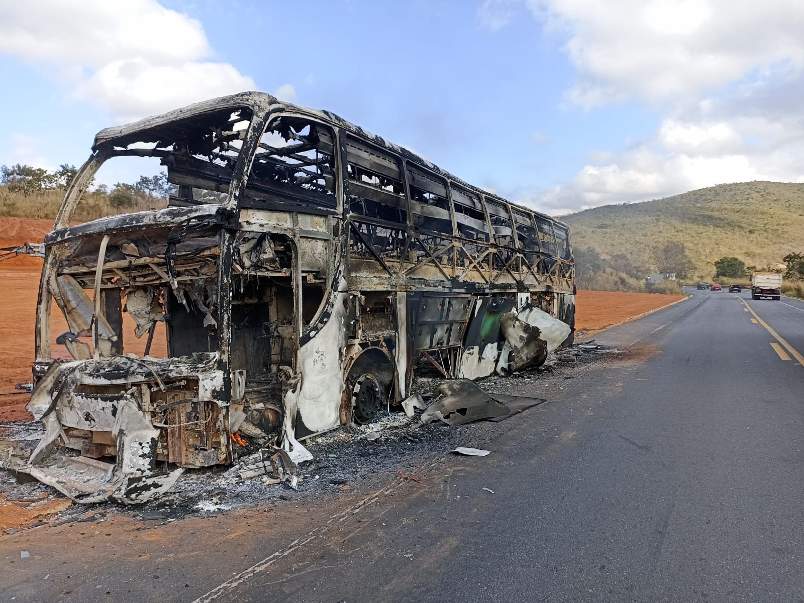 Ônibus fica completamente destruído ao pegar fogo na BR-251