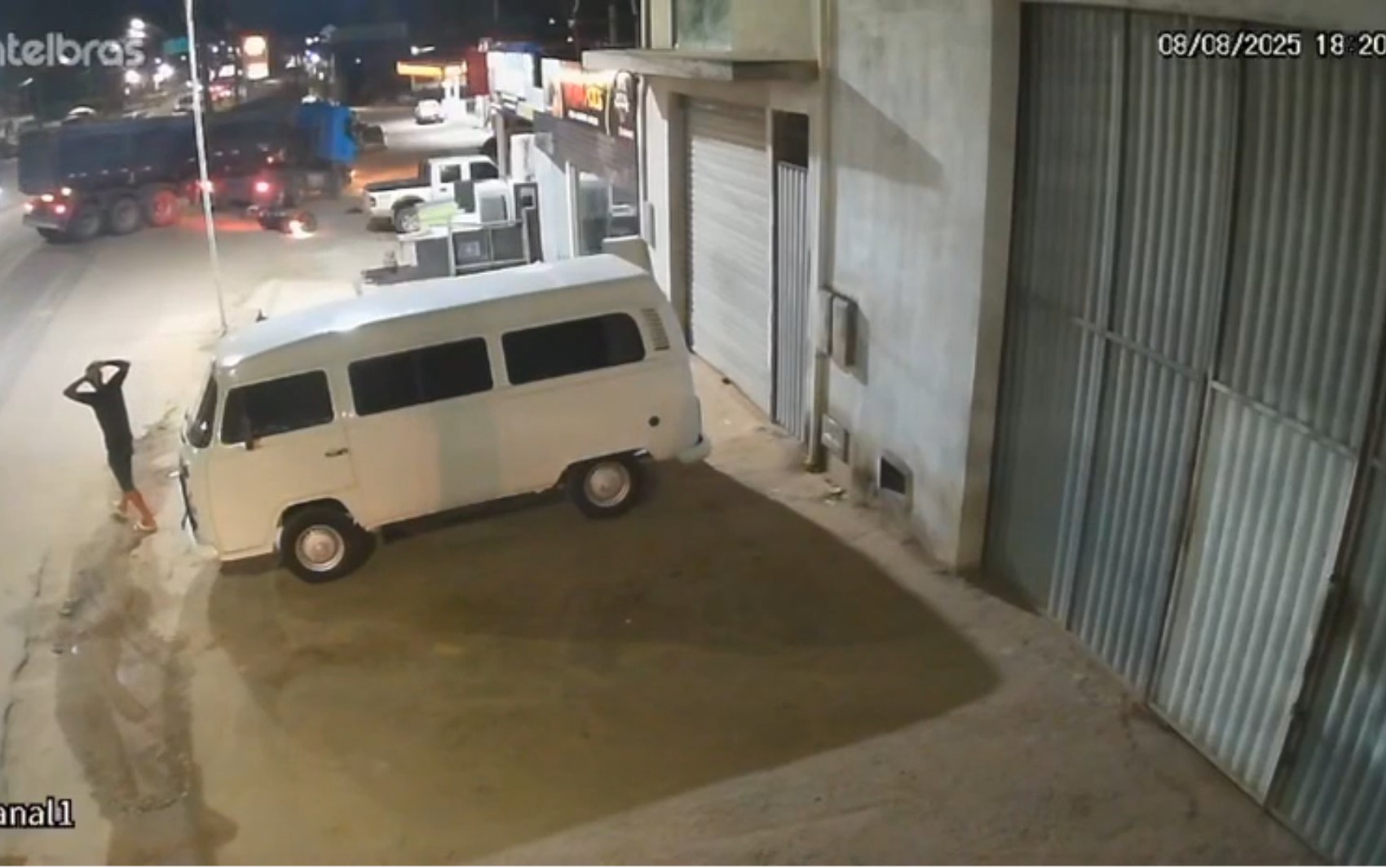 VÍDEO: Jovem de 26 anos morre após perder o controle da moto e bater em caminhão na Bahia