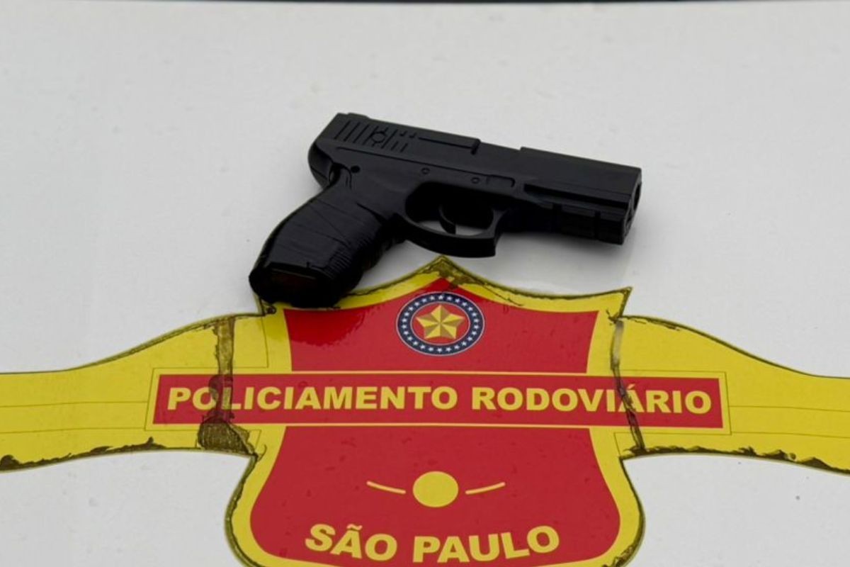 Adolescente finge vender água para roubar na Imigrantes e é apreendido com pistola falsa