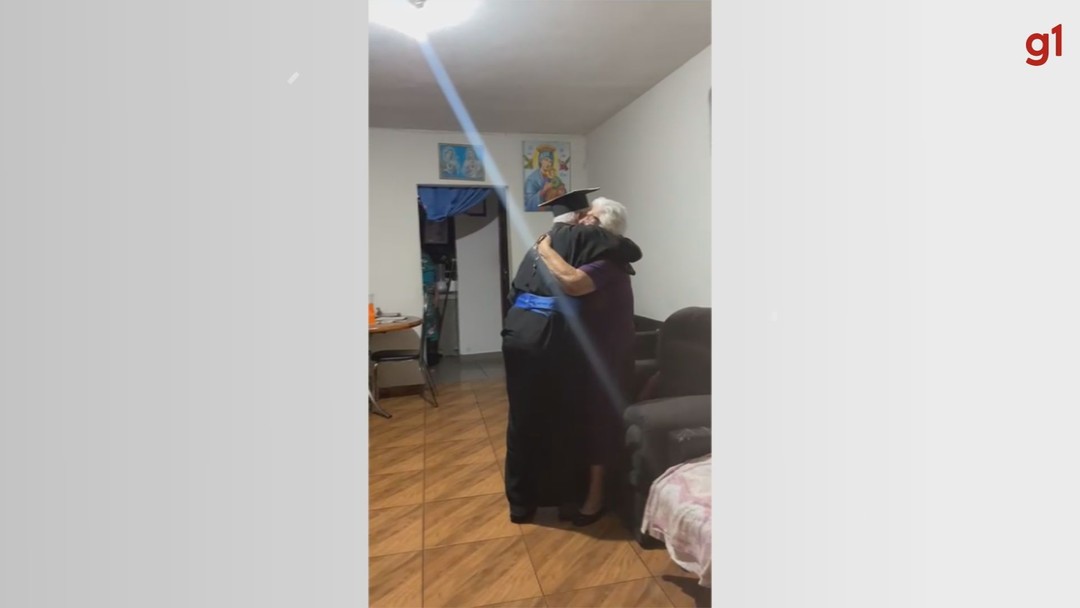 'Mãe, eu formei!': Idoso viraliza ao ir até mãe, de 97 anos, usando beca e com diploma em MG; veja VÍDEO