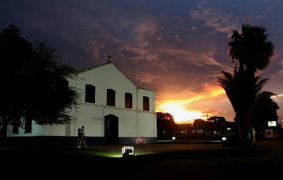 Igreja em frente à praça central, em Chapada dos Guimarães — Foto: Divulgação