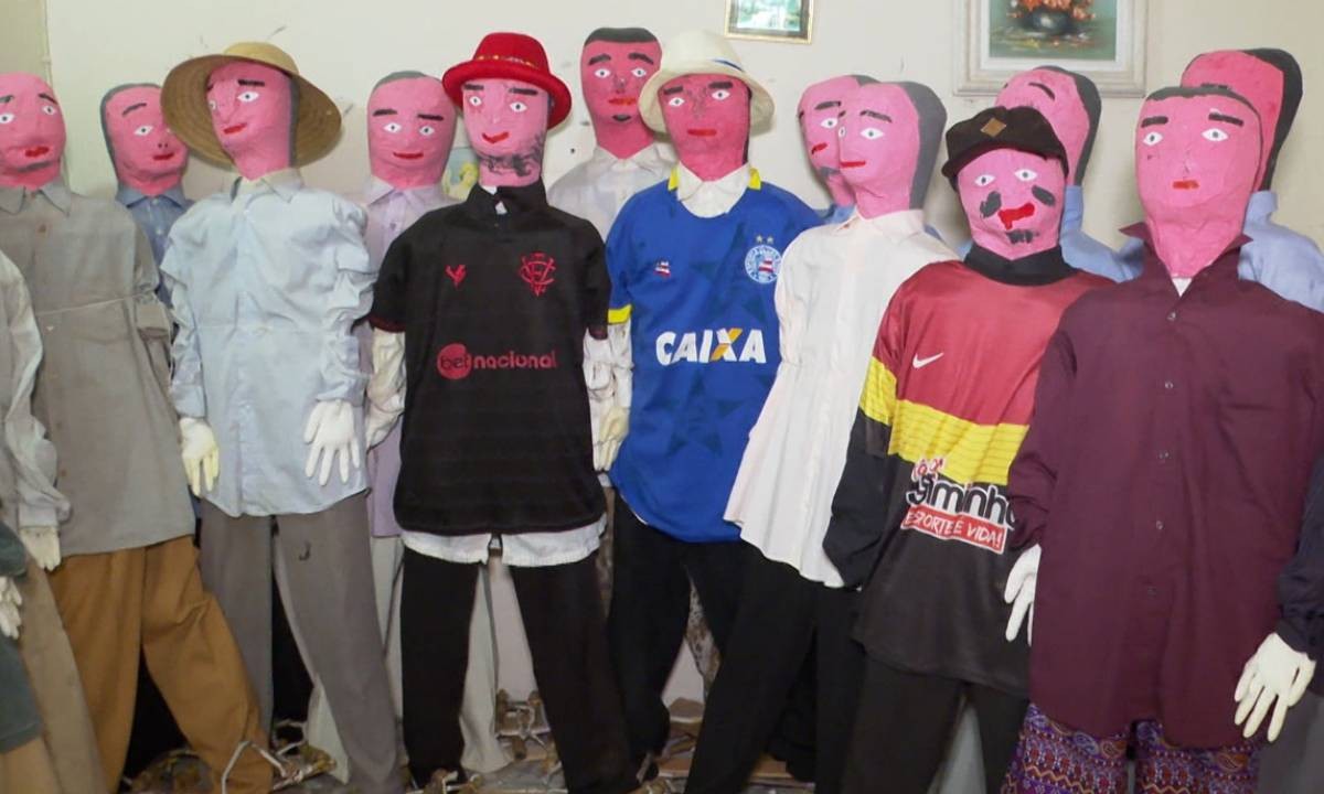 Fábrica mantém tradição e confecciona cerca de 400 'Judas' para serem queimados na Bahia