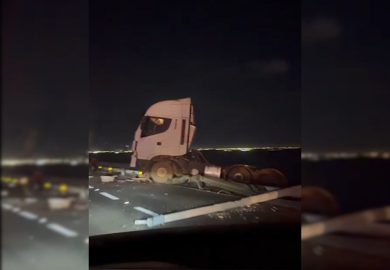 Caminhão derruba poste e grade de proteção e quase desce ribanceira no lago de Palmas