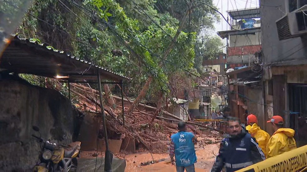 Deslizamento de terra na Rocinha — Foto: Reprodução/TV Globo