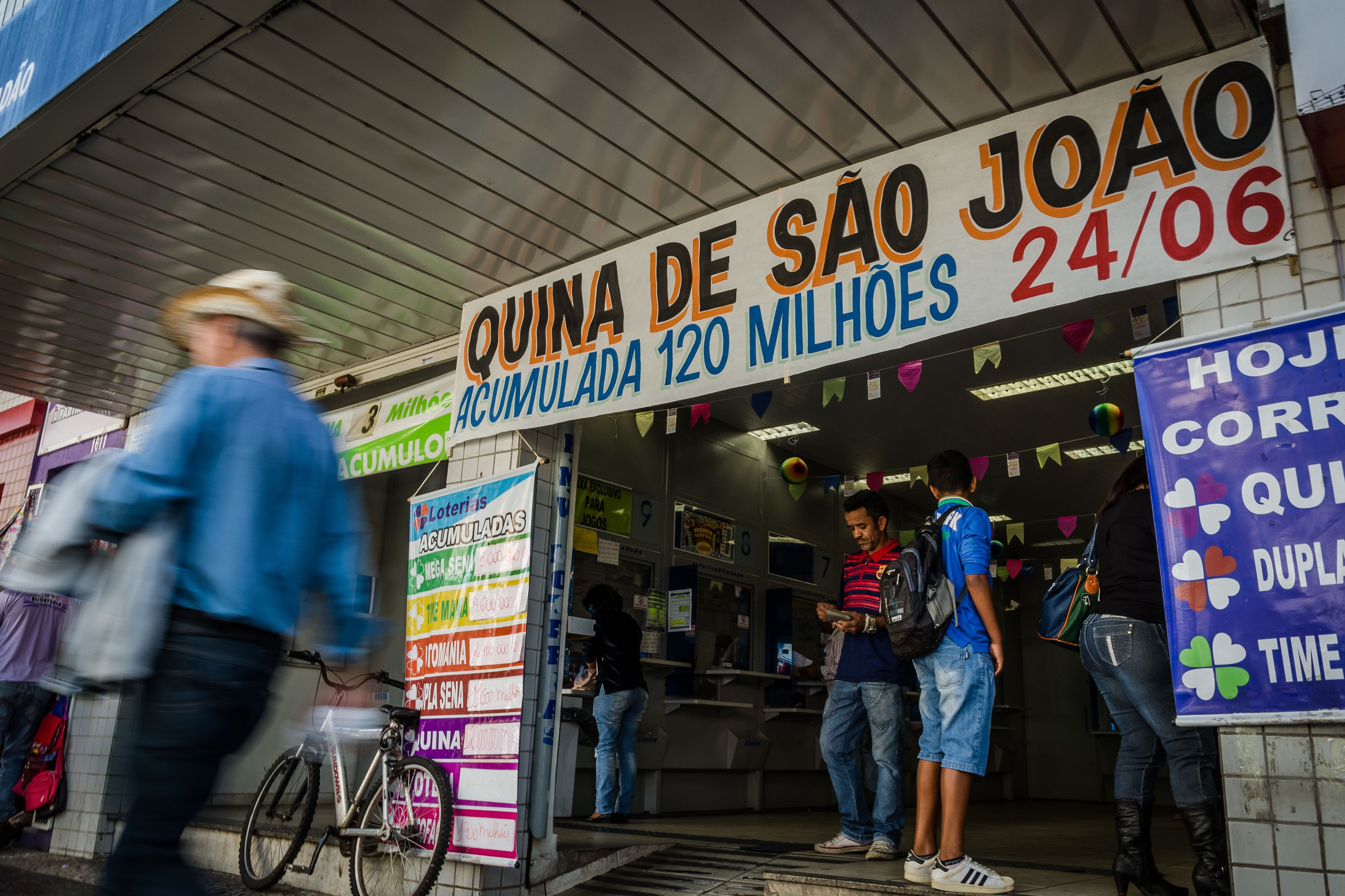 G1 - Fãs chegam até com malas e lotam velório de Cristiano Araújo