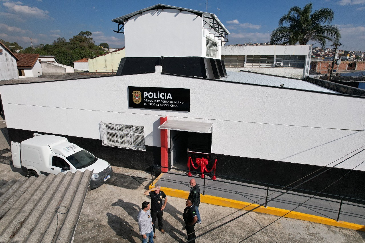 Mulher salta de carro para escapar de agressão do ex-marido em Ferraz de Vasconcelos