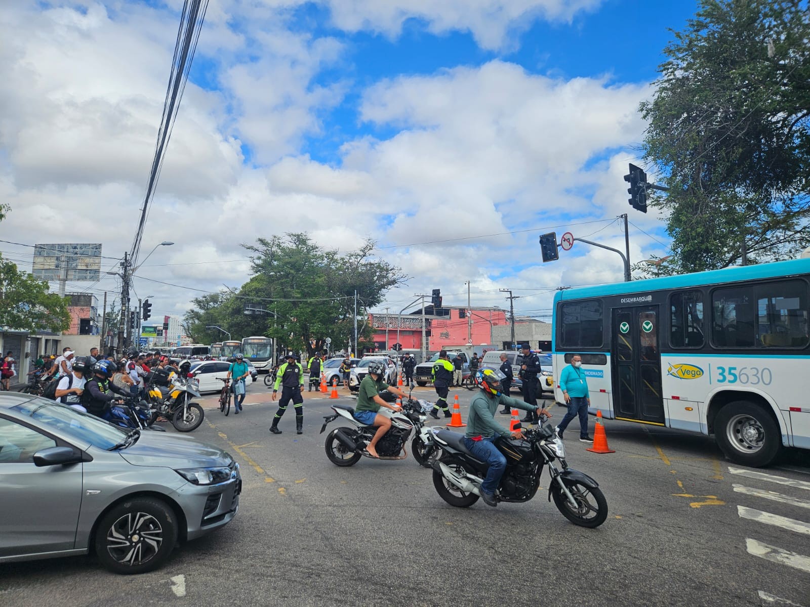 Duas pessoas morrem em acidente entre ônibus e motocicleta na avenida Bezerra de Menezes, em Fortaleza