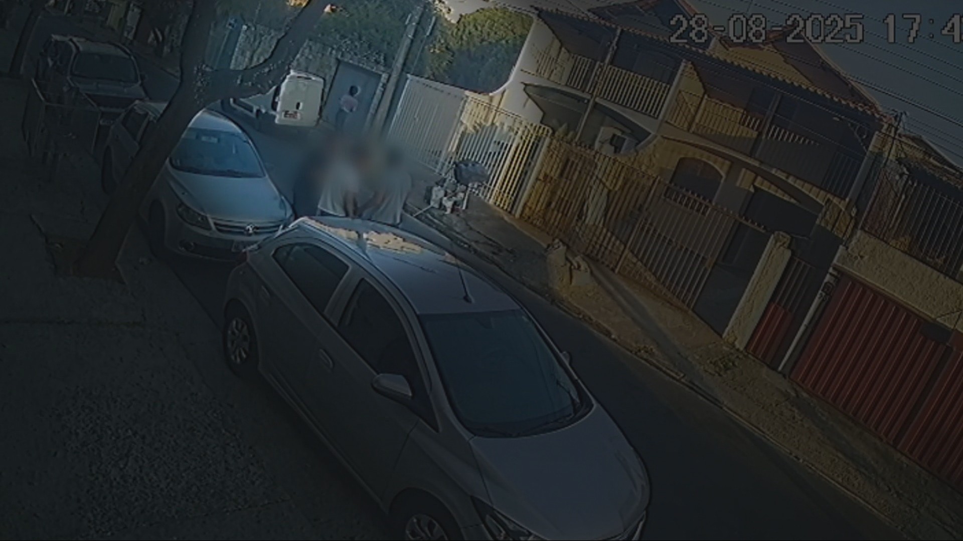 Homem furta furgão na frente do dono, que cai no chão ao tentar impedir crime; VÍDEO