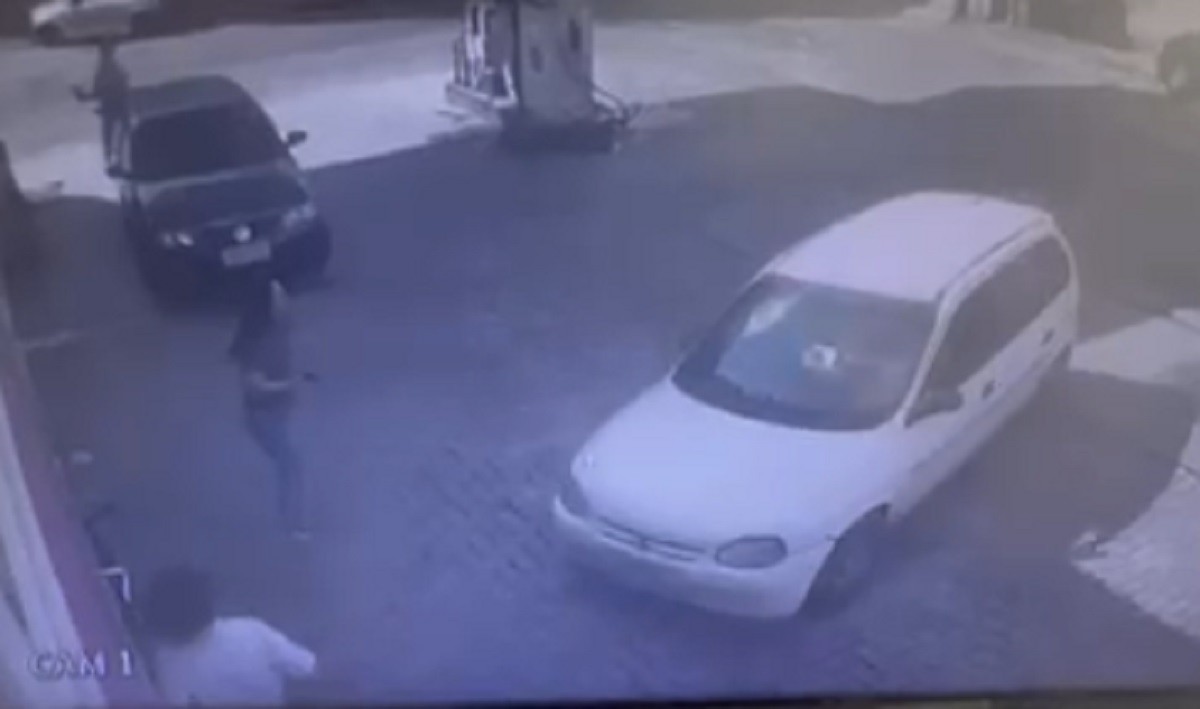 Mulher é atropelada por colega de trabalho após discussão em posto de gasolina em MG: VÍDEO