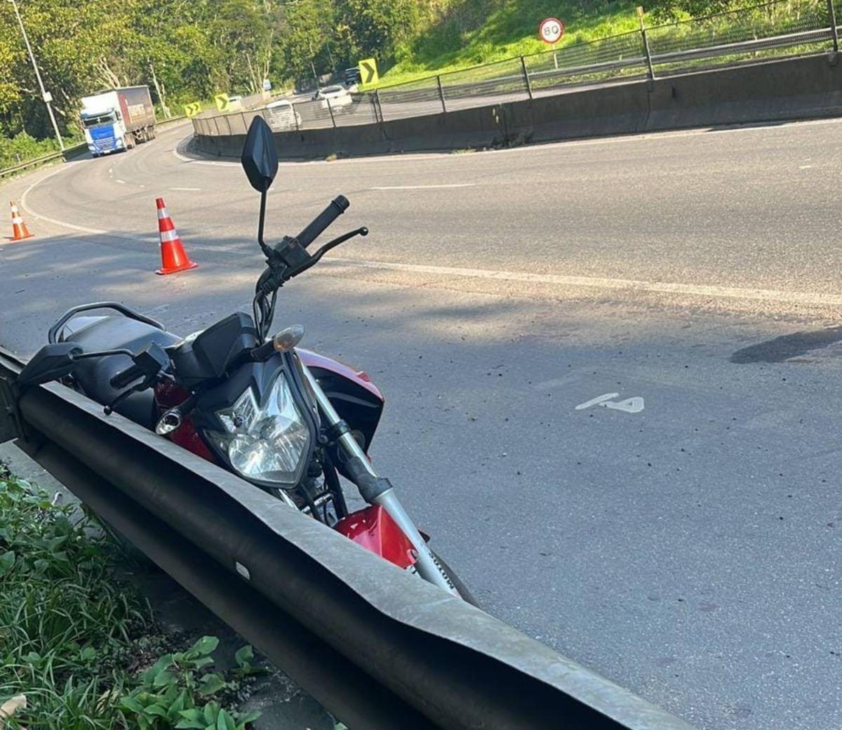 Mulher cai de moto e sofre fratura exposta na Via Dutra, em Piraí