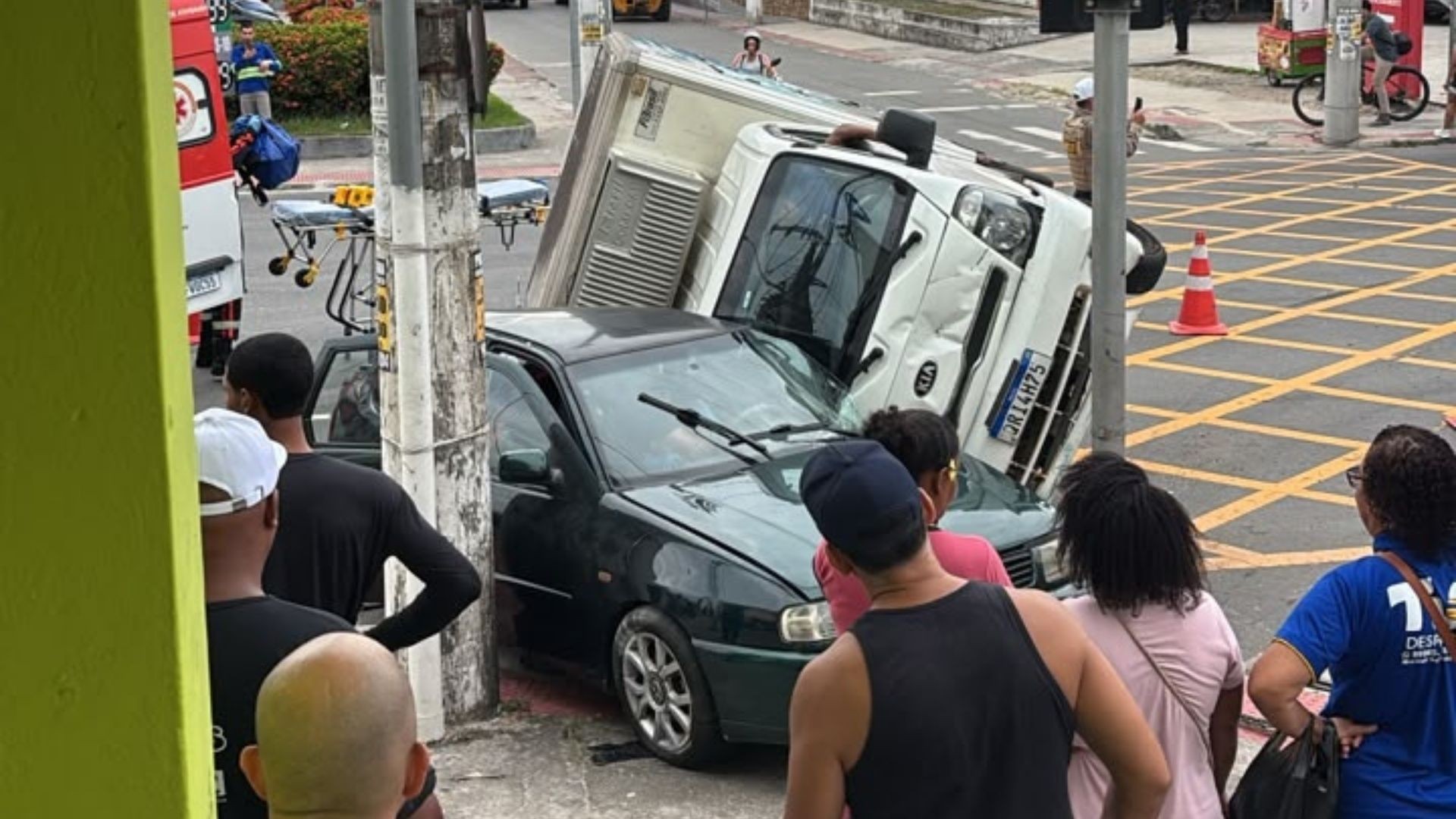 Homem morre após caminhão de sorvete tombar sobre carro na Serra, ES