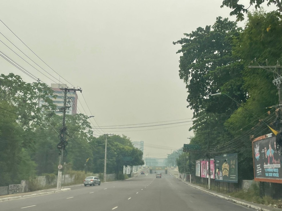 Fumaça de queimadas encobre Manaus pelo segundo dia consecutivo. — Foto: Matheus Castro/g1