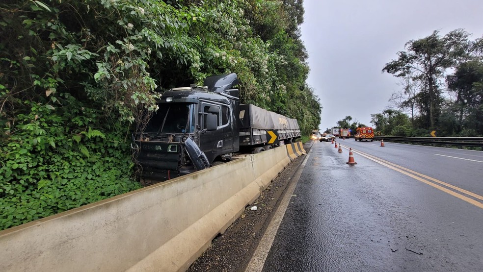 Acidente aconteceu na Serra da Esperança, em Guarapuava — Foto: Samilli Penteado/RPC